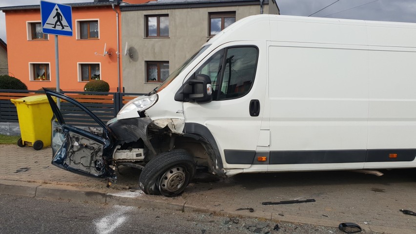 Wypadek w Szczepanku. 31-latka uderzyła w busa. Razem z...
