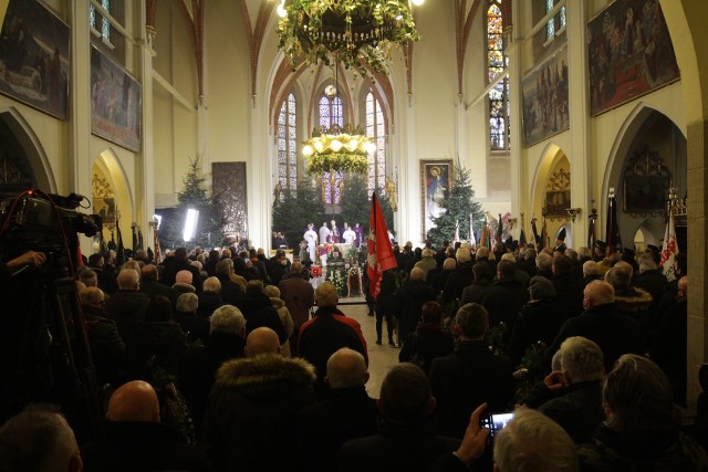 Pogrzeb Andrzeja Rozpłochowskiego, legendy Solidarności, odbył się dzisiaj 23 grudnia w Katowicach. Legenda Solidarności została pochowana na cmentarzu przy ul. Francuskiej.