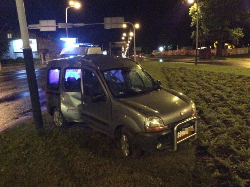 Renault na słupie w pobliżu ronda Biłyka, kierowca uciekł i... wrócił [zdjęcia]