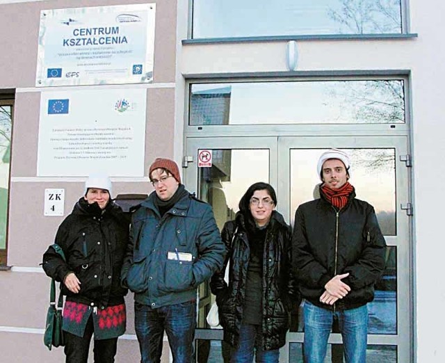 Studenci pod czujnym okiem dr Piotra Cichockiego (pierwszy z prawej) prowadzą badania etnograficzne w gminie Kolno i Nowogród