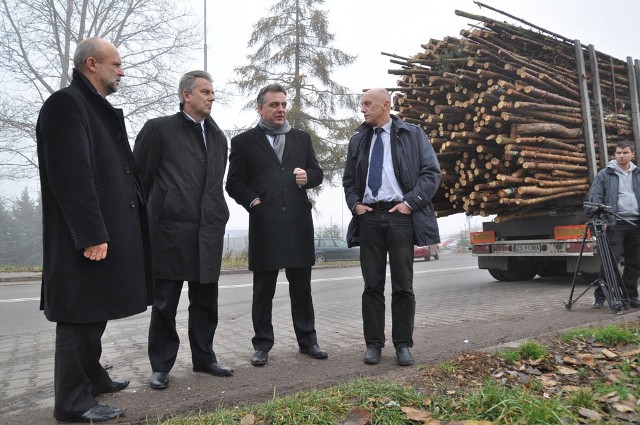 Minister infrastruktury Cezary Grabarczyk (drugi z lewej) na ulicy Waryńskiego obejrzał m.in. drogę zakorkowaną tirami. Obok (od lewej) starosta Krzysztof Lis, wiceburmistrz Daniel Rak i burmistrz Jerzy Hardie-Douglas. 