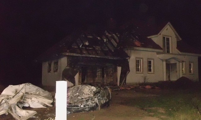 W weekendową noc w gminie Zagnańsk spłonęły samochód i część dachu na niewykończonym jeszcze domu.