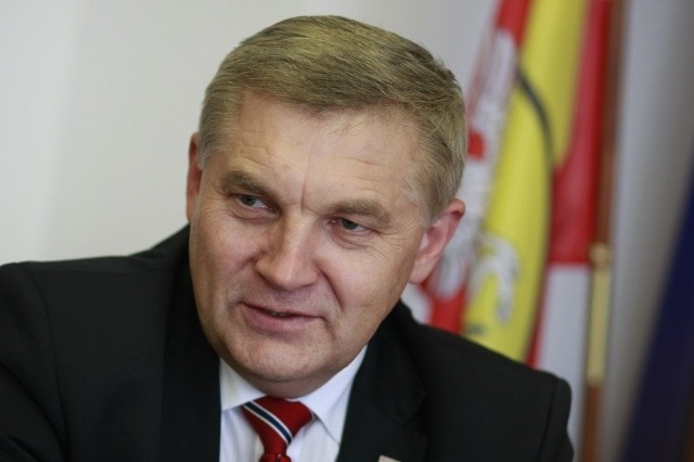 Tadeusz Truskolaski, prezydent Białegostoku: na pewno sporym udogodnieniem dla białostoczan będzie też wyposażenie kas w urzędzie w terminale obsługujące karty płatnicze oraz uruchomienie infolinii czynnej w godzinach pracy magistratu