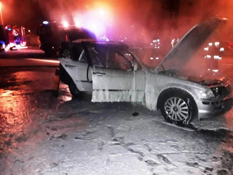 Nowy Sącz. Pożar samochodu osobowego na parkingu przy ul. Lwowskiej. Po BMW pozostał tylko wrak [ZDJĘCIA]