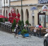 Ogródki piwne na ulicy Osmańczyka w Opolu zajmują pieszym chodnik