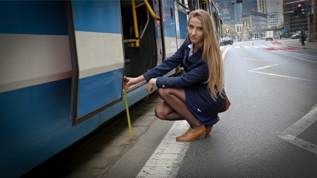 Na przystanku pod arkadami nie jest łatwo wejść do tramwaju