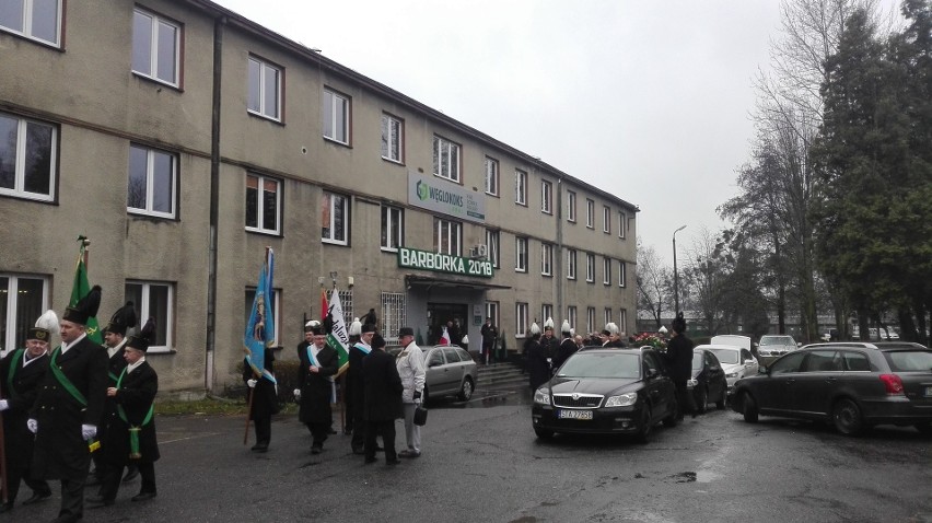 Barbórka w Piekarach Śląskich: górnicy przeszli z orkiestrą z kopalni do bazyliki ZDJĘCIA