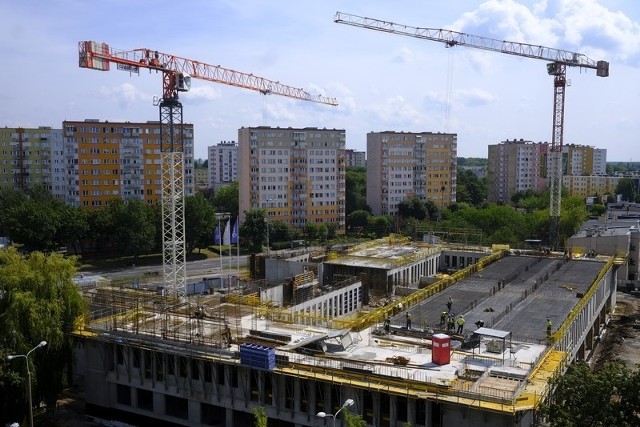 Na placu Zwycięstwa w Toruniu trwa budowa Sądu Rejonowego.  Do budynku o powierzchni blisko 38 tysięcy metrów kwadratowych przeniesie się 12 wydziałów, które do obecnie działają w pięciu lokalizacjach. Budynek ma być gotowy  w 2021 roku. Gmach zaprojektowała Pracownia Architektoniczna AA z Gdańska. Wykonawcą inwestycji za 137,5 mln zł jest spółka Warbud z Warszawy. Koszt przedsięwzięcia, wraz z wyposażeniem, ma wynieść blisko 150 mln zł. To jedna z największych inwestycji Skarbu Państwa w Toruniu od dziesięcioleci.