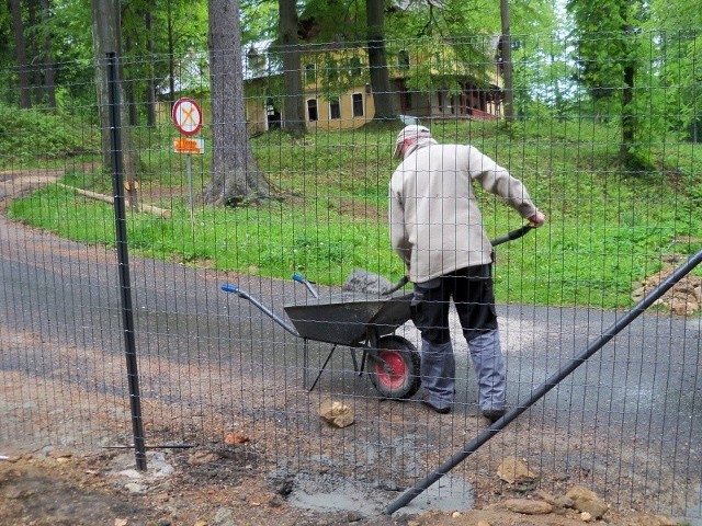 Waldesruh - leśne zacisze zostało ogrodzone przez nowych właścicieli na czas remontu dawnego domu wypoczynkowego dla górników. Grodzenia wymagają zmian na turystycznych szlakach.