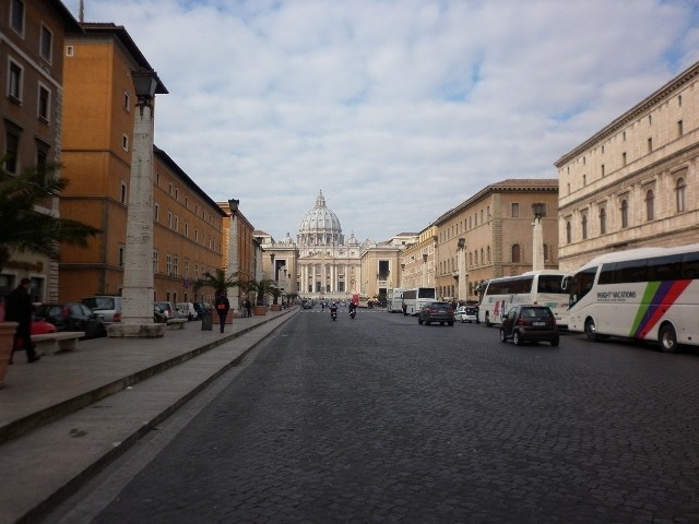Plac Świętego Piotra jest przedsionkiem Watykanu, przedsionkiem bazyliki św. Piotra. Stąd wchodzi się w głąb państwa-miasta, którym włada papież.