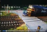 Tragiczny wypadek w Blachowni. Samochód osobowy wjechał pod pociąg. Drastyczny film ze zderzenia WIDEO + ZDJĘCIA