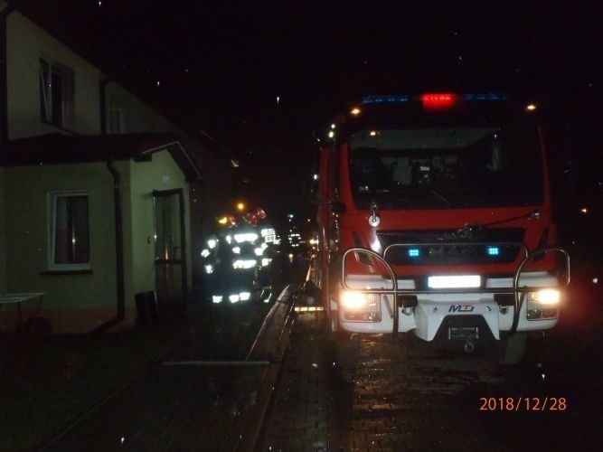 Sandomierz. Pożar w bloku socjalnym i ewakuacja mieszkańców. Trzy osoby straciły dach nad głową (zdjęcia)