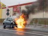 Białystok. Pożar samochodu na ul. Produkcyjnej. Peugeot stanął w płomieniach