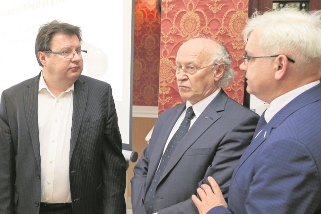 Prof. Jacek Nikliński, rektor UMB (z lewej) i prof. Henryk Wnorowski z UwB  (z prawej) na spotkaniu Loży Białostockiej Business Centre Club.