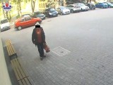 Lublin. Policja poszukuje mężczyzny, który zabrał laptopa z ulicy Nadbystrzyckiej (WIDEO)
