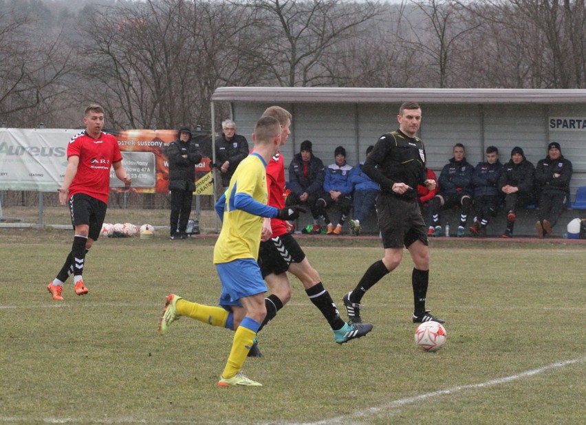 Trzecia liga. Ciekawy mecz w Daleszycach. Spartakus przegrał z Hutnikiem Kraków 0:1 [DUŻO ZDJĘĆ, WIDEO]