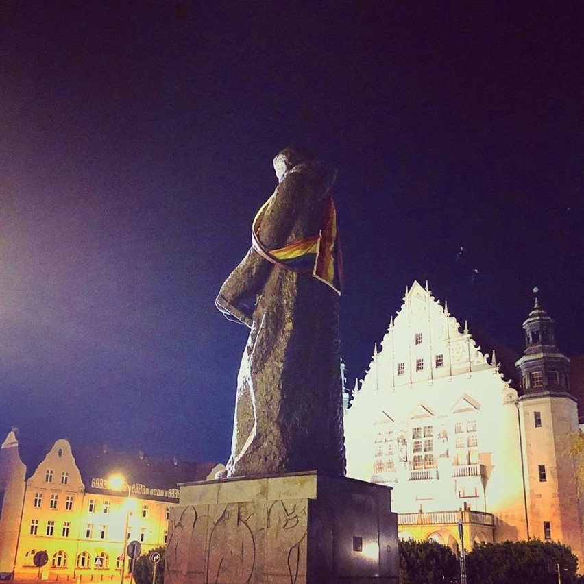 Poznańskie pomniki udekorowane tęczowymi flagami.