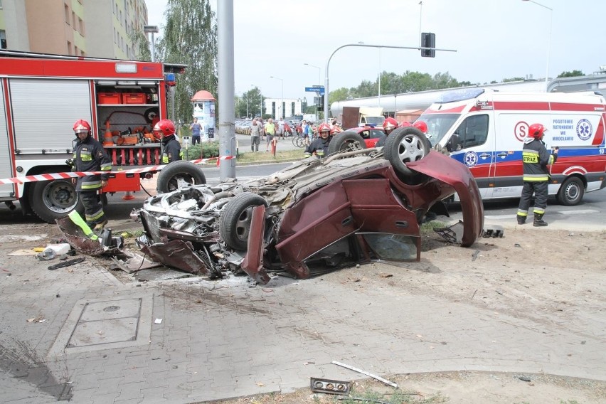 Wypadek na Szybowcowej. Dachował tam opel. 28.08.2015