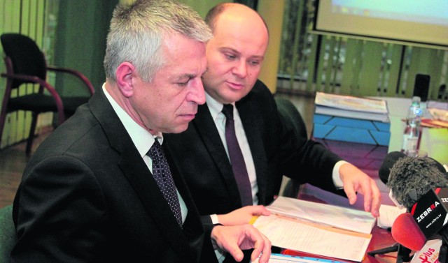 Prezydent Andrzej Kosztowniak (z prawej) wspólnie z prezesem spółki MOSiR Piotrem Kalinkowskim przekonywali, że miasto dopełniło formalności potrzebnych do dotacji na halę.