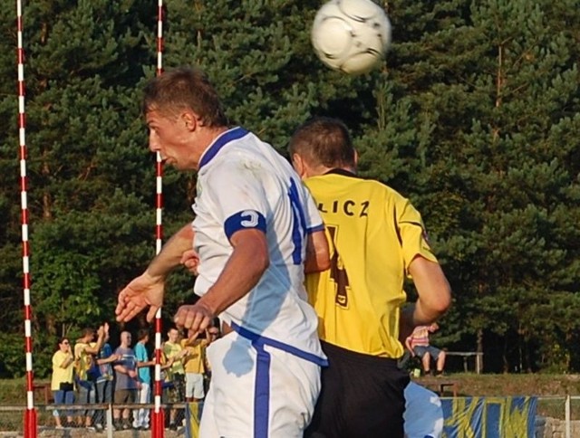 Sławomir Jedynak (z lewej, w białym stroju) przez wiele lat występował w barwach MKS Stąporków. Potem przeszedł do Granatu Skarżysko. Tej jesieni chce wrócić na boisko po ciężkiej kontuzji.