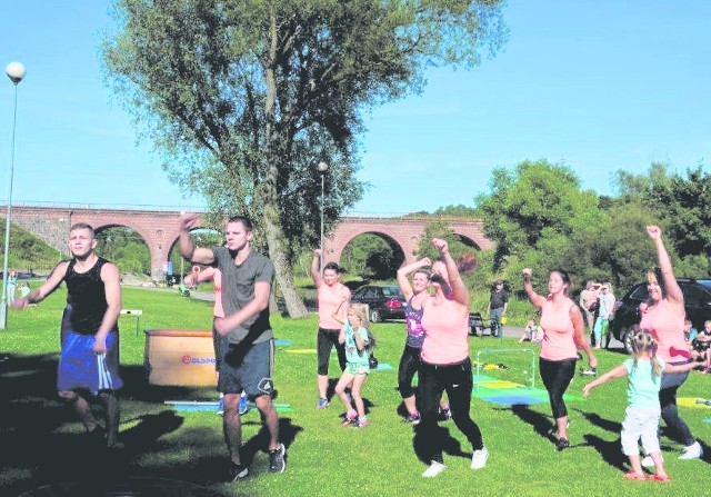 Klub Róża Karlino w ramach wakacyjnych zajęć zaprosił mieszkańców na trening crossfitowy. Chętnych nie brakowało! Czy wróży to dobrą frekwencję podczas zawodów? Trzymamy kciuki