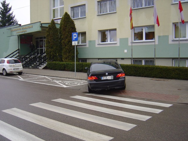 Parkowanie na chama przed Starostwem Powiatowym w Białymstoku. Kierowca zastawił przejście przez ulicę Borsuczą