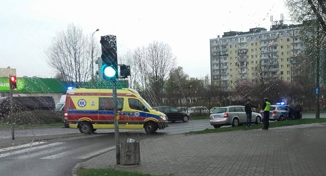 Jak wynika ze wstępnych ustaleń, 15 latka wbiegła na pasy na czerwonym świetle, bo spieszyła się na autobus.