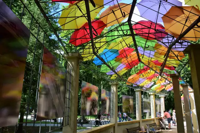 Na solankowych pergolach w Inowrocławiu zamontowano kolorowe parasolki. Wcześniej na "Królówce" towarzyszyły Art Ino Festiwalowi. Pod kolorowymi parasolami możemy oglądać wystawę zdjęć dotyczących budowy obwodnicy Inowrocławia.Rok temu otwarto obwodnicę Inowrocławia. Dokumentuje to wystawa w SolankachMistrzostw Inowrocławia w koszykówce ulicznej: