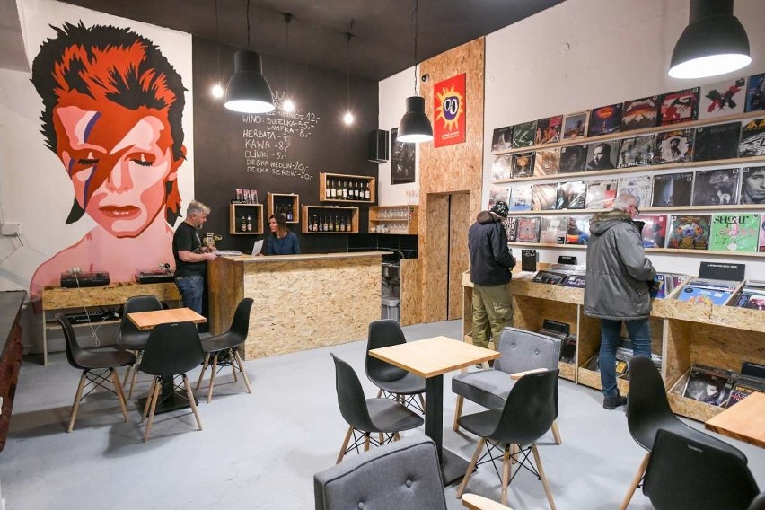 Vinyl Shop & Cafe „Longplay” znajduje się przy ulicy Polnej...