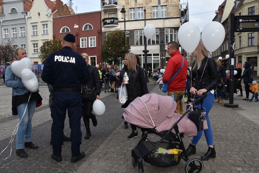 Marsz pamięci malutkiej Adusi z Grudziądza. Pod kamienicą...