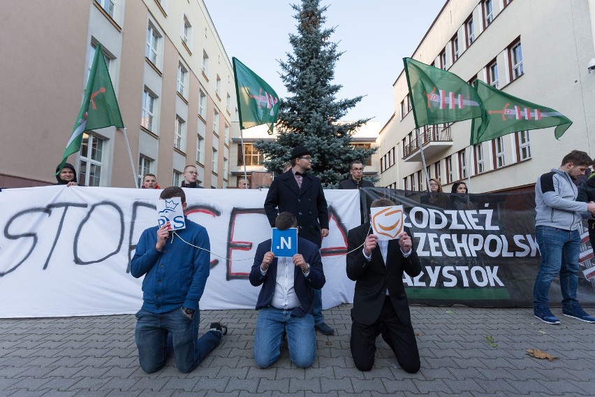 Członkowie Młodzieży Wszechpolskiej protestowali przeciwko...