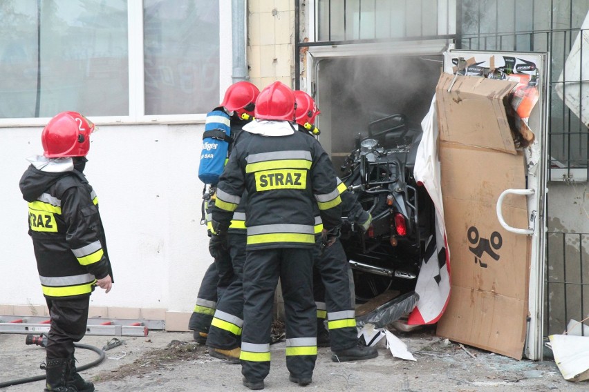 Pożar sklepu z motocyklami i skuterami na Tarnogaju. 20 osób ewakuowanych