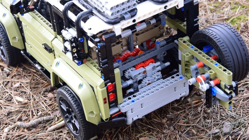 Land Rover Defender od LEGO Technic. Gratka dla fanów motoryzacji i nie tylko. 2573 elementy, kilka godzin składania, całe mnóstwo frajdy