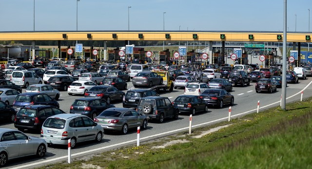 Widząc tłumy na nadmorskich plażach, trudno się dziwić, że nawet podczas pandemii w wakacje na płatnym odcinku autostrady A1 między Nową Wsią a Rusocinem tworzyły się korki. Natężenie ruchu było tylko o 6 procent mniejsze niż w ubiegłym roku.