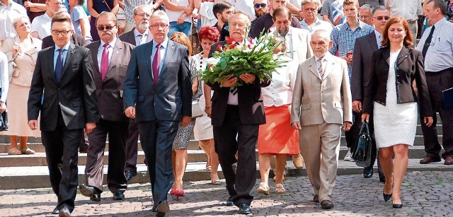Dorota Skrzyniarz (z prawej) w towarzystwie Ryszarda Ścigały i „Tarnowian” pokazała się na uroczystościach rocznicy Cudu nad Wisłą