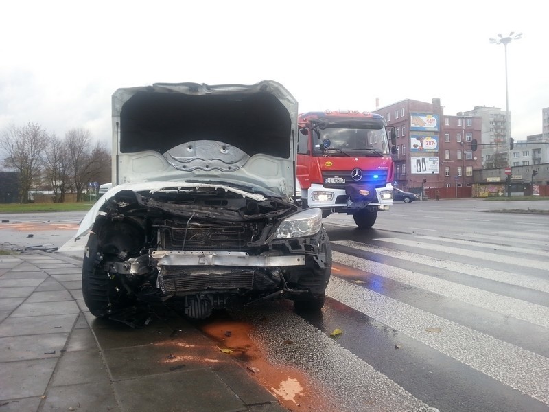 Wypadek na skrzyżowaniu al. Jana Pawła II z ul. Obywatelską. Ranna kobieta