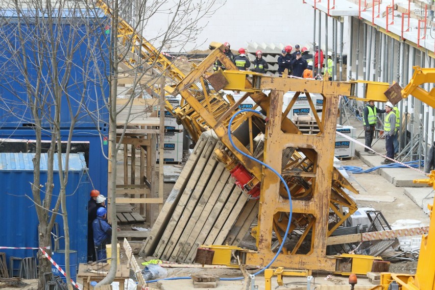 Wrocław: Wypadek dźwigu na budowie TBS. Przewrócił się na kontenery