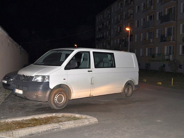 Trzech mężczyzn próbowało ukraść dostawczy samochód z jednej z ulic Strzelec Krajeńskich.