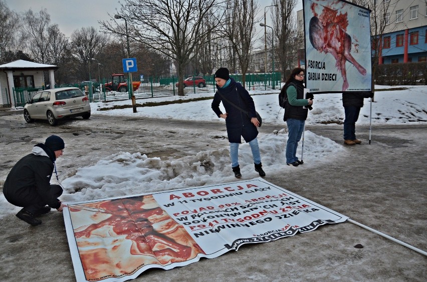 Pikieta antyaborcyjna przed szpitalem na ul. Jaczewskiego (WIDEO, ZDJĘCIA)