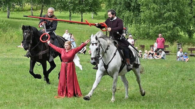 W ostatni weekend czerwca 2021 pod zamkiem w Rabsztynie odbył się turniej rycerzy konnych. To była pierwsza impreza plenerowa pod warownią od momentu jej udostępnienia po dwóch latach remontu