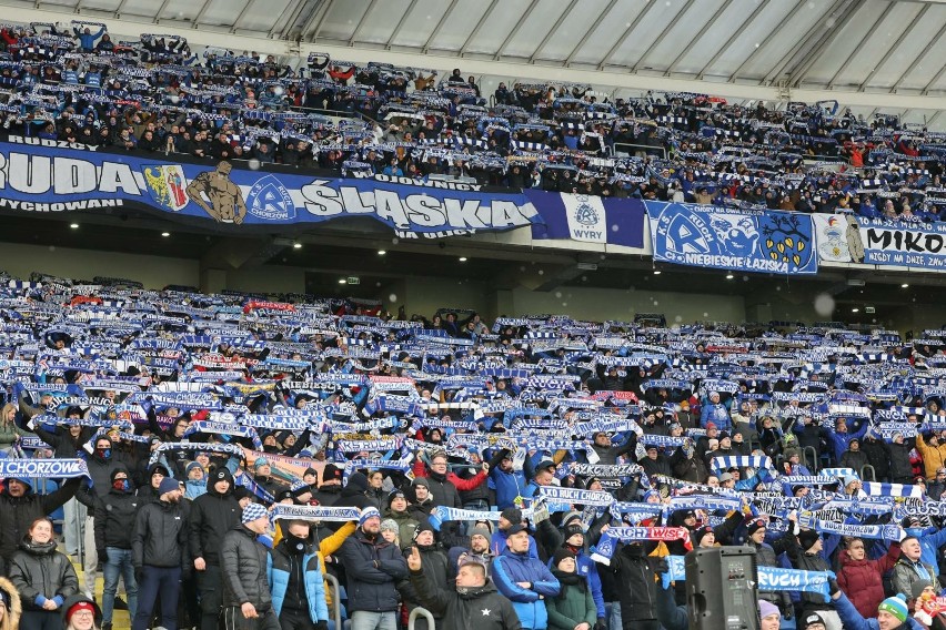 Kibice Ruchu Chorzów na Stadionie Śląskim na meczu z Koroną...