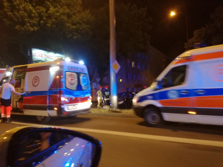 Wypadek na Drodze Męczenników Majdanka. Nietrzeźwy kierowca wjechał w słup. Dwie osoby zostały ranne                             
