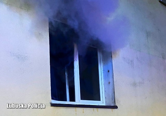 Policjanci z Międzyrzecza uratowali nieprzytomnego mężczyznę, którzy przebywał w płonącym mieszkaniu.