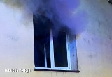 Pożar w Międzyrzeczu. Policjanci uratowali mężczyznę z płonącego mieszkania. Ewakuowano też 16 innych osób