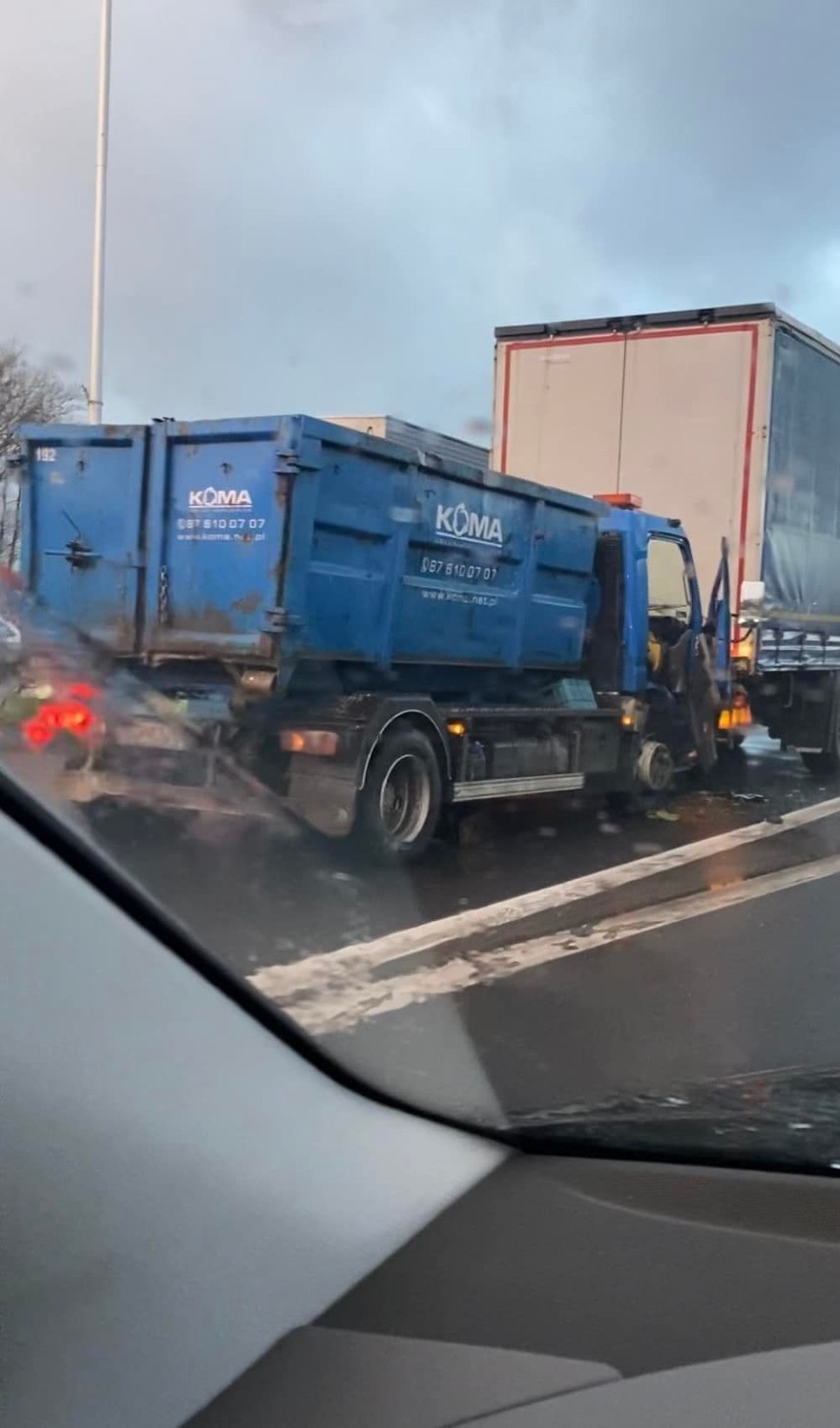 Białystok. Kolizja dwóch aut ciężarowych na ulicy Andersa