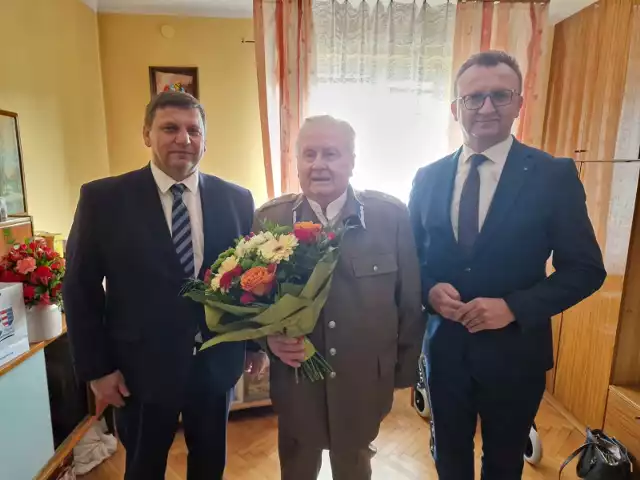 Jubilat odebrał gratulacje i życzenia od wicewojewody świętokrzyskiego Michała Skotnickiego od lewej oraz starosty sandomierskiego Marcina Piwnika. Więcej na kolejnych zdjęciach