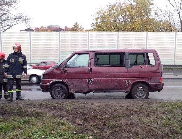 Volkswagen wylądował w torowisku na Zgierskiej.