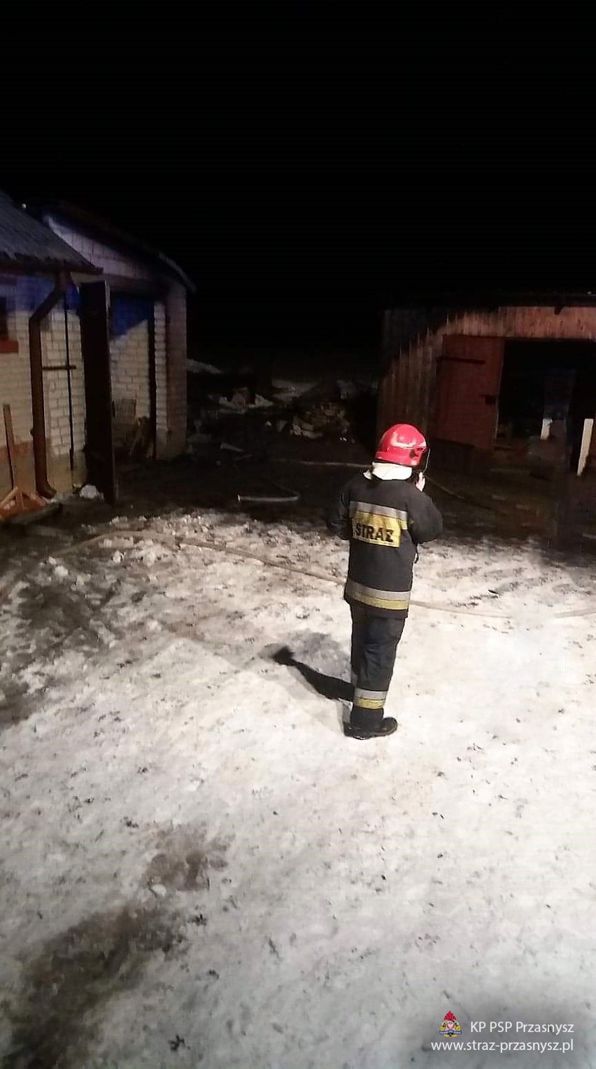 Pożar w Lipie: spalił się blaszany garaż i toyota avensis [ZDJĘCIA]