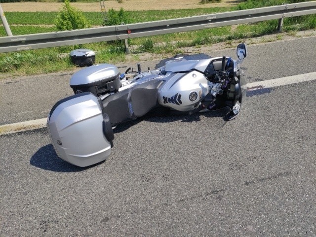 Na skrzyżowaniu DK 94 i wschodniej obwodnicy Wieliczki doszło do zderzenia motocykla i samochodu osobowego. W czwartkowym (30 czerwca) wypadku ranny został kierowca jednośladu