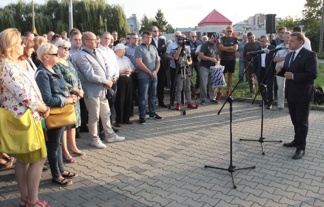 Na spotkanie z wiceministrem Wojciechem Skurkiewiczem przyszło około stu mieszkańców osiedla Michałów.  